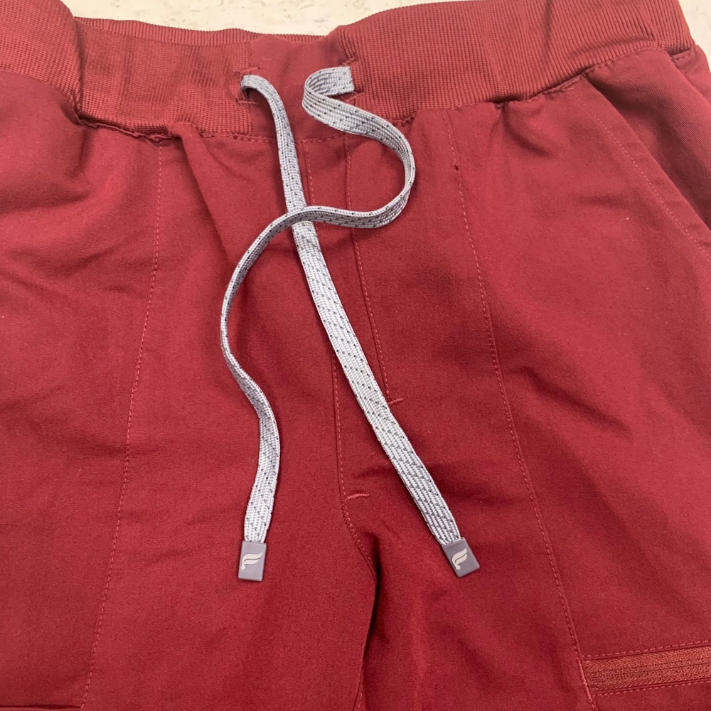 Women's Fabletics Burgundy Scrub Set Top And Jogger Pants Size Small - Picture 4 of 16